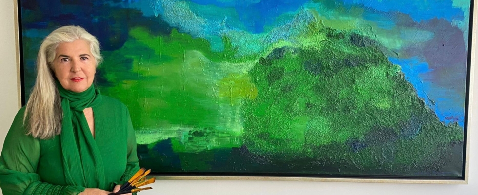 María Sancho mostrando su obra en acrílico y marmol